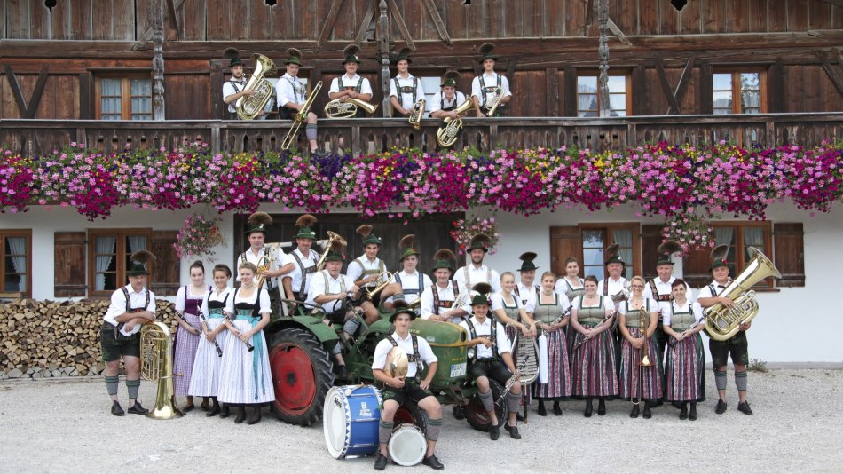 Portrait der Musikkapelle Krün vor Bauernhaus, © Alpenwelt Karwendel | Christoph Schober 