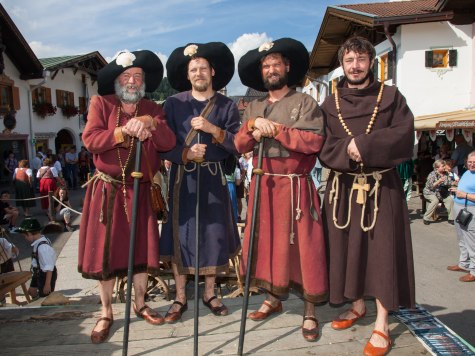 Mitwirkende auf einer Theater Bühne beim Bozner Markt in Mittenwald, © Alpenwelt Karwendel | Hubert Hornsteiner