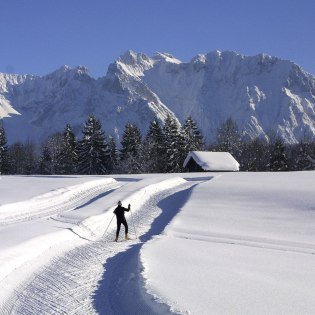 Cross-country skiing with fantastic mountain views on the panoramic trail near Gerold, © Alpenwelt Karwendel | Christoph Schober