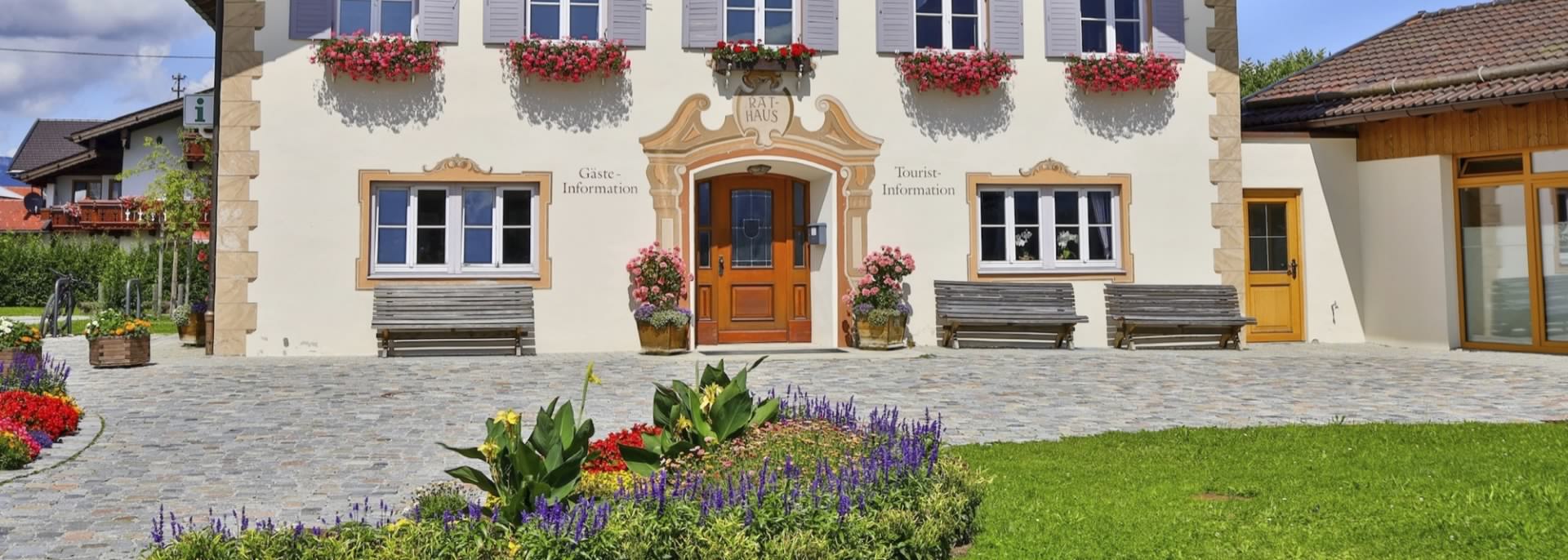 Town hall in Krün with tourist information for information on holiday planning , © Alpenwelt Karwendel | Marcel Dominik Town hall in Krün with tourist information for information on holiday planning , © Alpenwelt Karwendel | Marcel Dominik