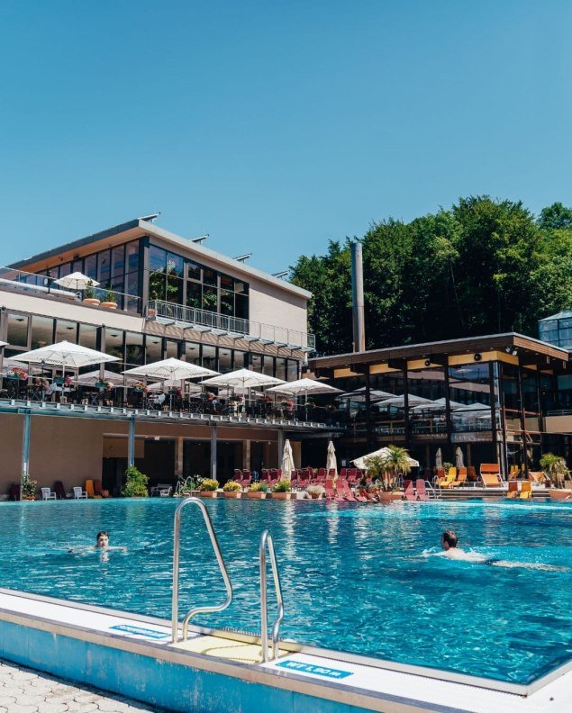 Trimini Schwimmbecken außen (1).jpg, © Kristall Therme Trimini Kochel am See Trimini Schwimmbecken außen (1).jpg, © Kristall Therme Trimini Kochel am See