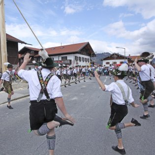 Krüner Schuhplattler beim Maibaum-Aufstellen, © Alpenwelt Karwendel | Christoph Schober