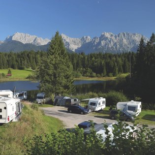 Der Tennsee bei Krün zwischen Mittenwald und Garmisch-Partenkirchen, © Alpenwelt Karwendel | Alpen-Caravanpark Tennsee