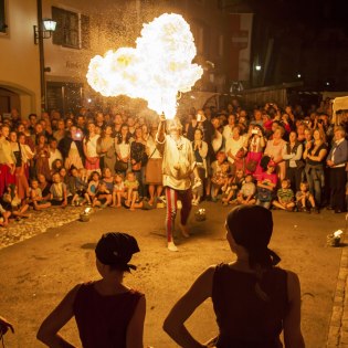 Gaukler am Bozner Markt präsentieren ihre Feuershow, © Alpenwelt Karwendel | Wera Tuma