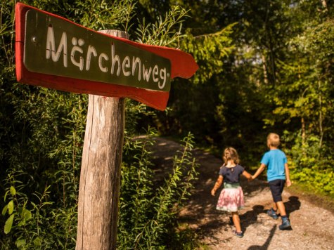 Start zum Wallgauer Märchenweg, © Alpenwelt Karwendel | Philipp Gülland, PHILIPP GUELLAND