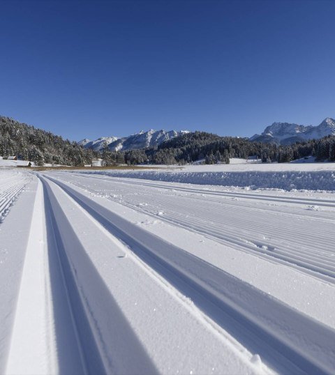 Get on the trail! Panoramic trail with mountain and lake views, © Alpenwelt Karwendel | Wolfgang Ehn