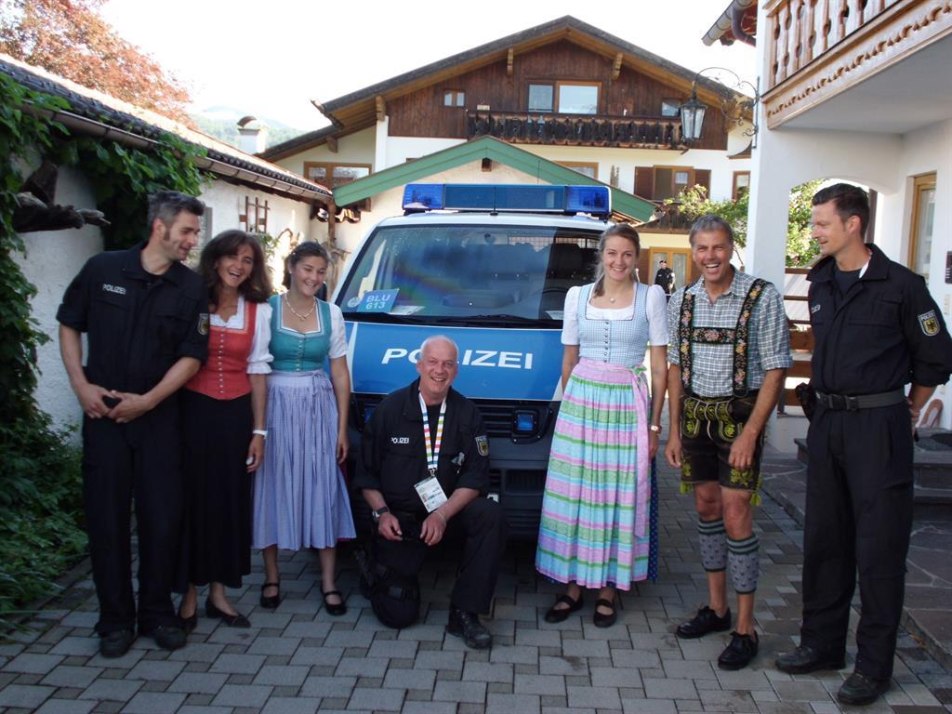 Ihre Gastgeber mit Polizisten G7 2015