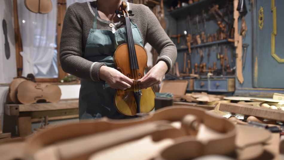 Ein Blick über die Schulter bei der Schauwerstatt im Mittenwalder Geigenbaumuseum, © Alpenwelt Karwendel | Angelika Warmuth