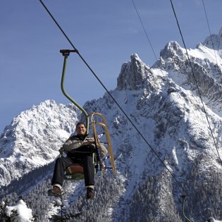 Tobogganing and winter hiking on the Kranzberg, comfortably accessible by the Kranzberg chairlift, © Alpenwelt Karwendel | Rudolf Pohmann