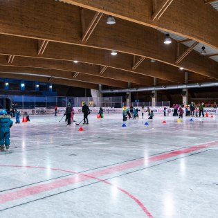 Kindertraining auf dem Eis im Mittenwalder Eisstadion, © Arena Mittenwald GmbH