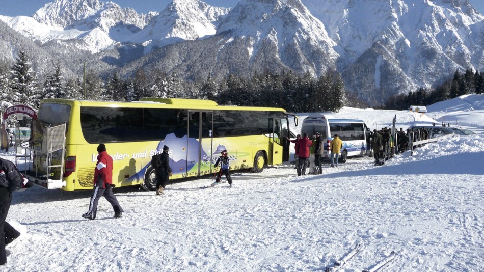Ski and guest bus of the Alpenwelt Karwendel in the luttensee ski area on kranzberg, © Alpenwelt Karwendel | Reiseunternehmen Ferienglück, Fam. Kriner