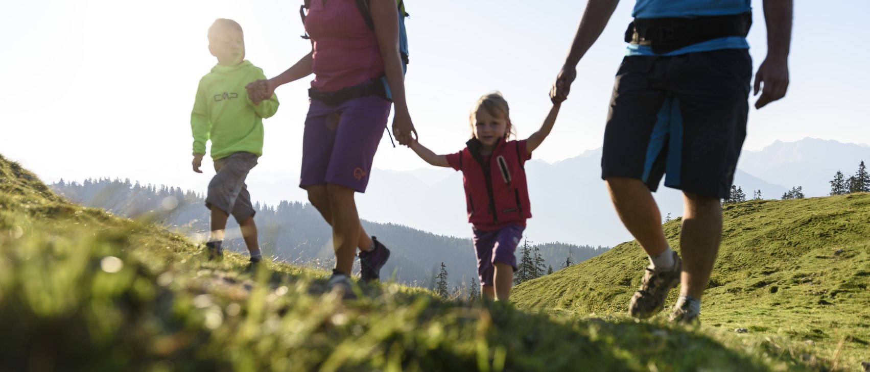 Familie auf dem Weg zur Krüner Alm, © Alpenwelt Karwendel | Wolfgang Ehn