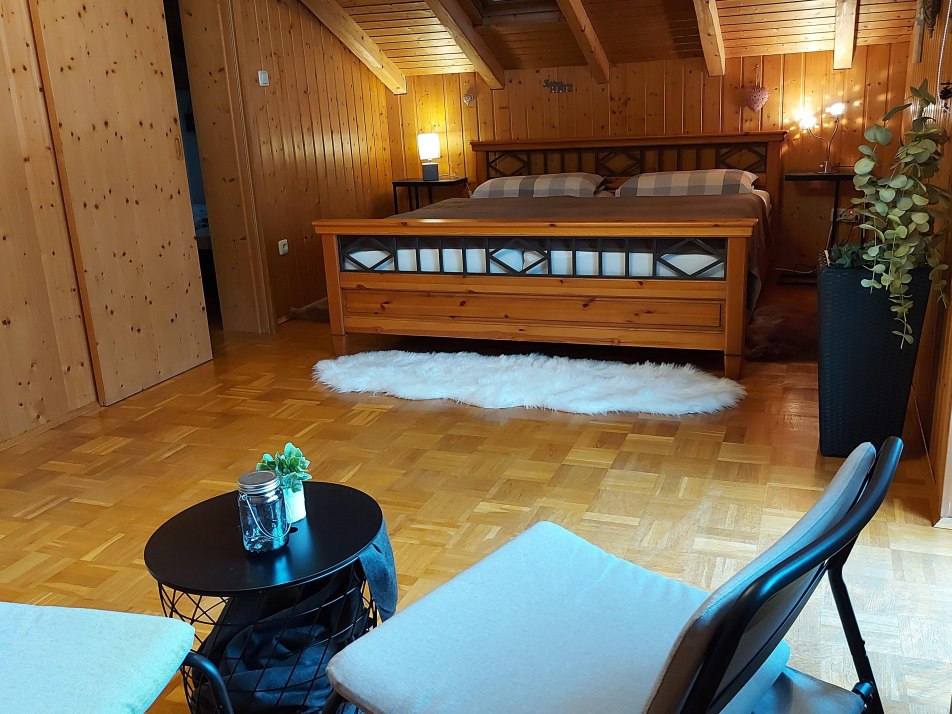 Schlafzimmer mit Loungecke