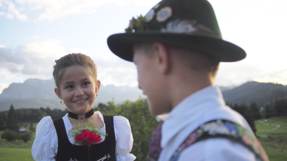 Kinder in Tracht aus Krün an der Isar in Oberbayern, © Alpenwelt Karwendel | Lena Staltmair