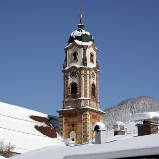 Eine der schönsten Kirchen in Bayern - Winterlicher Turm der St. Peter und Paul Kirche in Mittenwald, © Alpenwelt Karwendel | Rudolf Pohmann