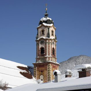 Eine der schönsten Kirchen in Bayern - Winterlicher Turm der St. Peter und Paul Kirche in Mittenwald, © Alpenwelt Karwendel | Rudolf Pohmann