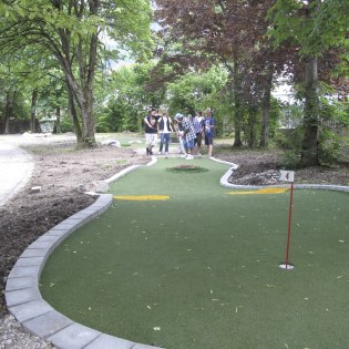 Wie wäre es mit einer Runde Spielgolf beim Karwendel-Golfplatz im Kurpark Puit, © Alpenwelt Karwendel | Helmut Lenk