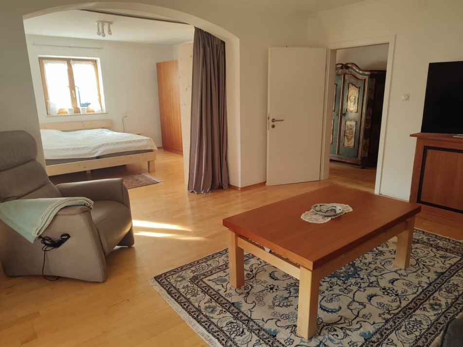 Wohnzimmer mit Durchgang zum Schlafzimmer