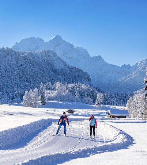 Cross-country skiing with mountain views in the Elmau valley, © Alpenwelt Karwendel | Kriner-Weiermann