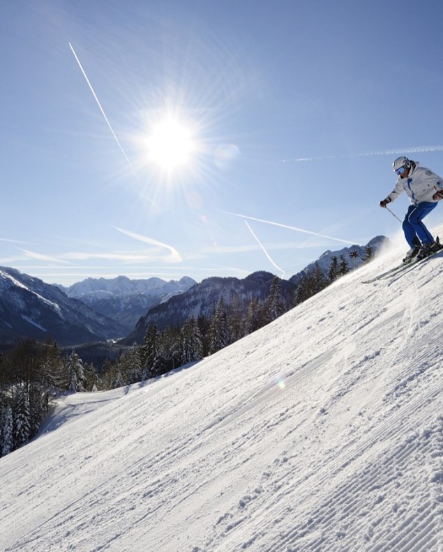 Skifahrer am Kranzberg mit herrlichem Panorama, © Alpenwelt Karwendel | Wolfgang Ehn