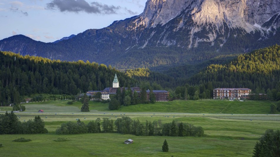 Schloss Elmau mit Blick auf Wetterstein. Eindrücke aus dem Elmauer Tal bei Krün, gelegen zwischen Garmisch-Partenkirchen und Mittenwald., © Schloss Elmau