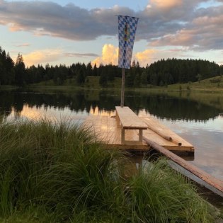 Floß mit Bergpanorama