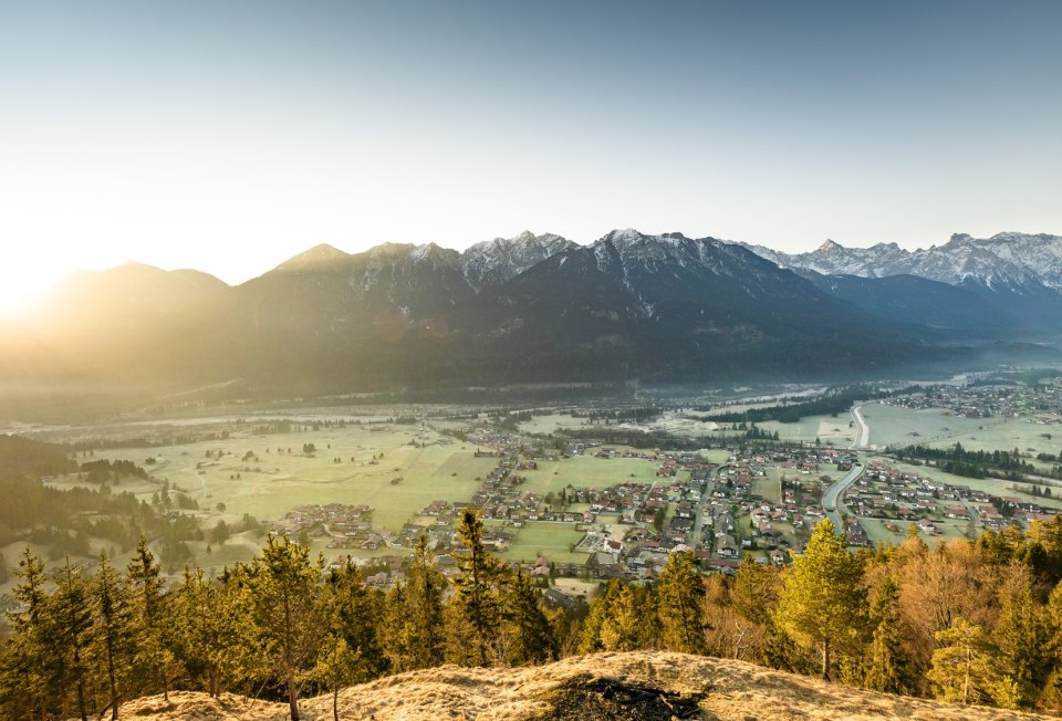 Wallgau, Krün und Mittenwald zu Füßen - Blick vom Krepelschrofen im Herbst, © Alpenwelt Karwendel | Paul Wolf