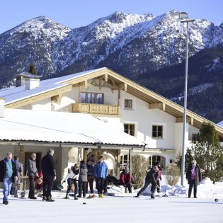 Im Winter lädt der Natureisplatz am Haus des Gastes in Wallgau zum Eisstockschießen für Gäste. , © Alpenwelt Karwendel | Stefan Eisend 