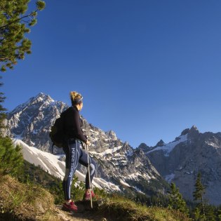 Berglaufen in Bayerns Bergen - hier unterm Karwendel nahe der Hochlandhütte Mittenwald, © Alpenwelt Karwendel | Regina Fichtl