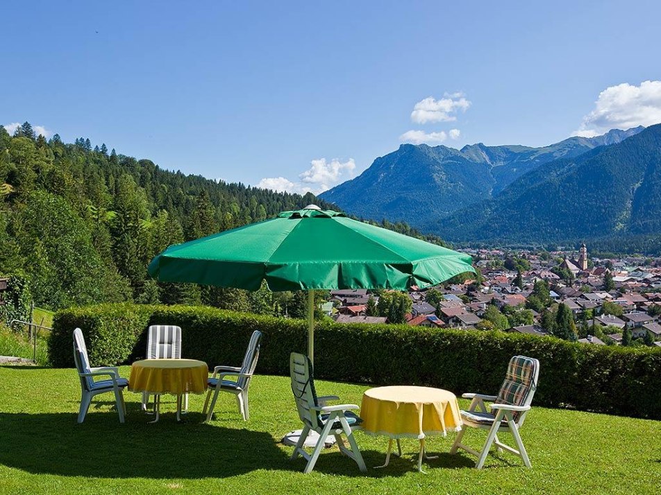 Unser Garten mit Blick auf Mittenwald, © Haus am Hochwald