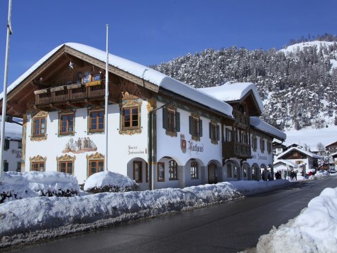 Tourist-Information und Rathaus in Wallgau bei Winter, © Alpenwelt Karwendel | Christoph Schober