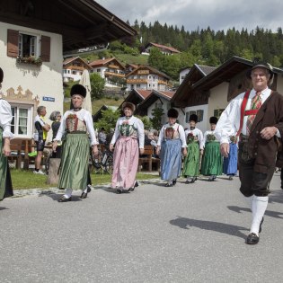 Der "Alte Tanz" mit seiner eigenen historischen Tracht., © Alpenwelt Karwendel | Hubert Hornsteiner