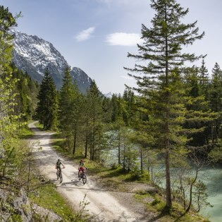 Biketour an der Isar zwischen Mittenwald und Krün, © Alpenwelt Karwendel | Pierre Johne Biketour an der Isar zwischen Mittenwald und Krün, © Alpenwelt Karwendel | Pierre Johne
