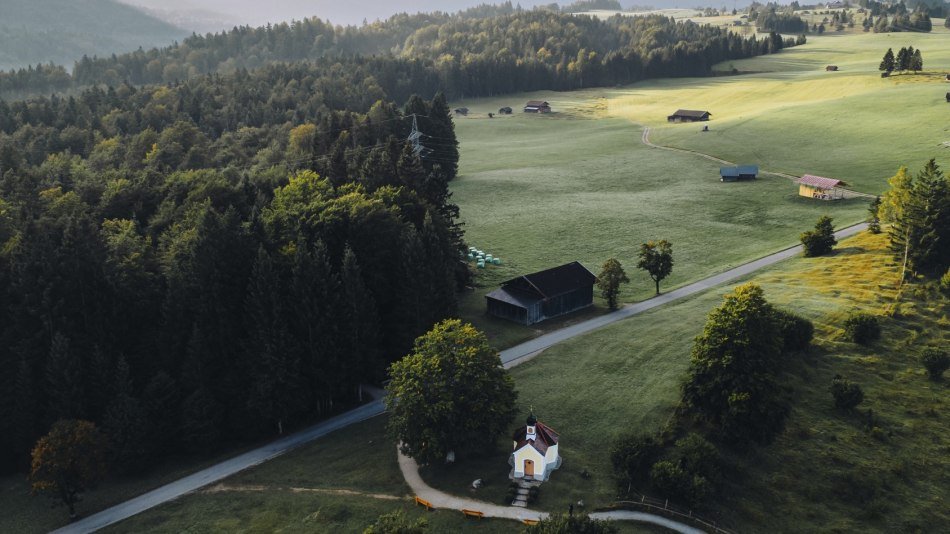 Buckelwiesen mit Kapelle Maria Rast, © Alpenwelt Karwendel / André Alexander@formgestalter