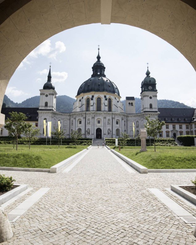 Das Kloster Ettal mit seinen historisch Imposanten Räumlichkeiten ist aus Mittenwald, Krün und Wallgau gut zu erreichen., © Matthias Fend