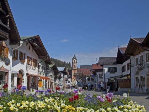 Blick über den Obermarkt in Mittenwald zur Pfarrkirche St. Peter und Paul, © Alpenwelt Karwendel | Hubert Hornsteiner