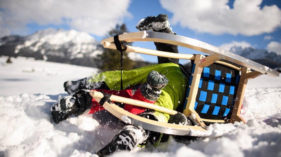 Auf der Rodelbahn oder einfach den verschneiten Hügel hinab - beim Schlittenfahren in der Alpenwelt Karwendel kommt jeder auf seine Kosten!, © Alpenwelt Karwendel | Philipp Gülland