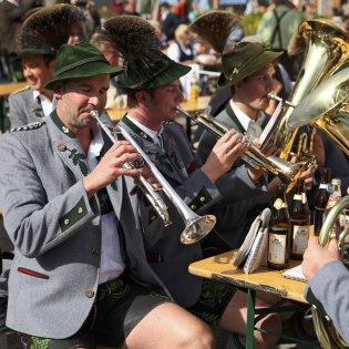 Brass band in typical costume, © Alpenwelt Karwendel | Rudolf Pohmann