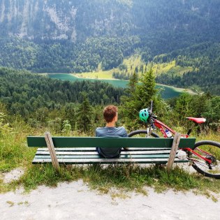 Fahrradpause mit Panorama vom Kranzberg, © Alpenwelt Karwendel | Andrea Schmölzer