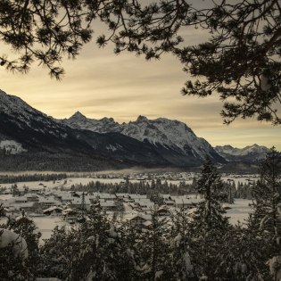 Blick auf Wallgau und Krün vom Panoramaweg am Krepelschrofen -Winter in Bayern, © Alpenwelt Karwendel | Phlipp Gülland