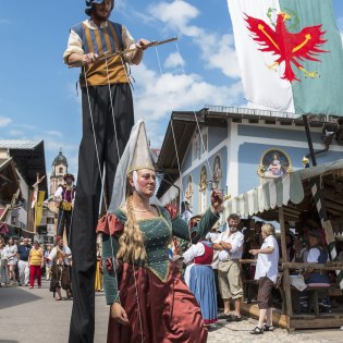 Die Hochhaxatn gehen durch den Obermarkt, © Alpenwelt Karwendel | Wera Tuma