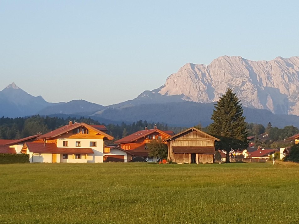 Hausansicht mit Wettersteingebirge