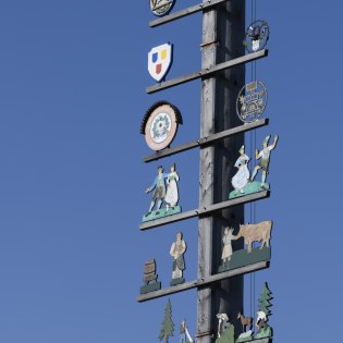 Alle paar Jahre wird in Krün am 1. Mai ein Maibaum im Ortszentrum von Manneskraft aufgestellt, © Alpenwelt Karwendel | Wolfgang Ehn