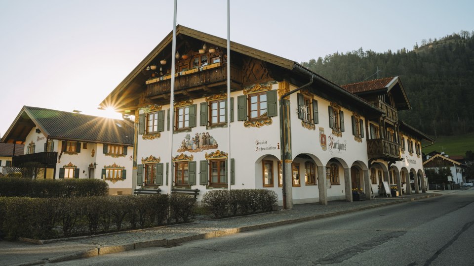 Bunte Fassade mit Lüftlmalereien an dem Wallgauer Rathaus , © Alpenwelt Karwendel | Kristof Göttling