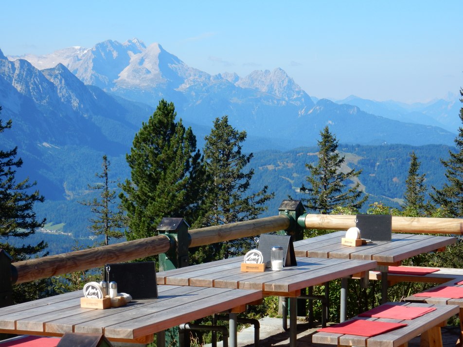 Terrasse Hochlandhütte, © Alpenwelt Karwendel | Hochlandhütte Brigit Müller Terrasse Hochlandhütte, © Alpenwelt Karwendel | Hochlandhütte Brigit Müller
