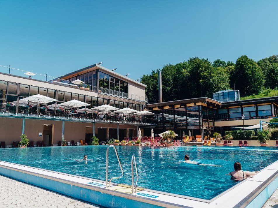 Trimini Schwimmbecken außen (1).jpg, © Kristall Therme Trimini Kochel am See