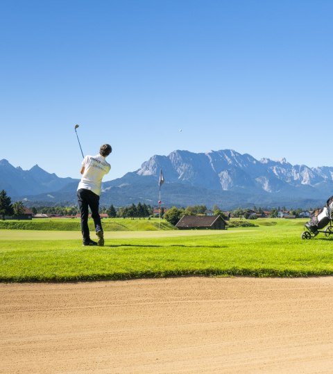 The Golf- und Landclub Karwendel in Wallgau offers a 9-hole course with a 19-hole variant nestled between the Zugspitze, Karwendel and Walchensee lakes., © Alpenwelt Karwendel | Paul Wolf