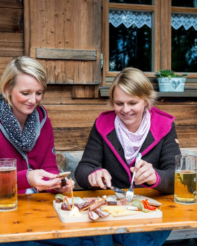 Brotzeit auf der Auhütte, © Alpenwelt Karwendel | bayern.by_Gregor Lengler