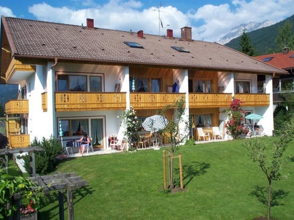 Haus Südseite mit Garten