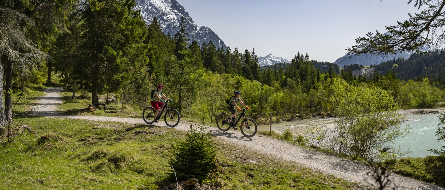 Biken entlang der Isar mit Blick auf Karwendel, © Pierre Johne
